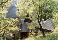 A kalotaszegi dombok között megbúvó Varjú-vár