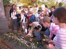 Egy-egy szál virág a diákok kezében