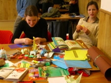 Készülnek az origámi állatfigurák Noé bárkájába.