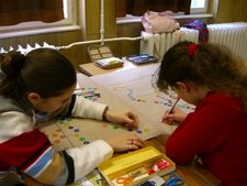 Aprólékos munka egy társasjáték elkészítése.