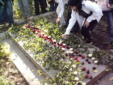 A megemlékezés virágai a sírra kerülnek