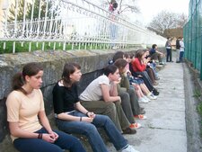 A fiúk fociznak, a lányok szurkolnak a Nagyberegi Református Líceum udvarán