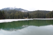 A félig befagyott Szinevéri-tó