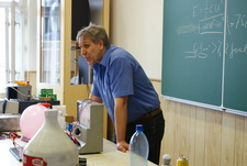 Hartlein Károly egyetemi oktató (BME): Látványos fizikai kísérletek