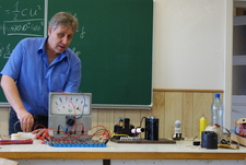 Hartlein Károly egyetemi oktató (BME): Látványos fizikai kísérletek