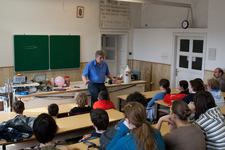 Hartlein Károly egyetemi oktató (BME): Látványos fizikai kísérletek