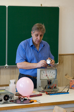 Hartlein Károly egyetemi oktató (BME): Látványos fizikai kísérletek