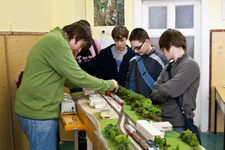 Kudar György gondnok-műszaki vezető–Varga Mátyás (10. b)–Varga Zsombor (11. c): A Gyermekvasút…